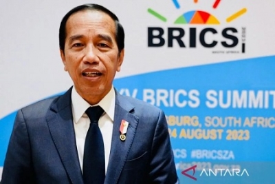 Président Joko Widodo a souligné que l&#039;Indonésie réexaminait toujours sa participation en tant que membre des BRICS.