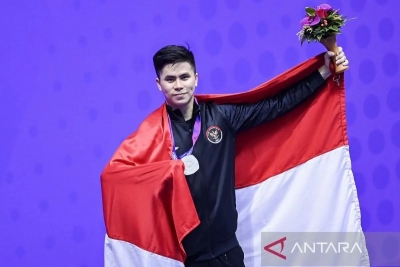 Le Pewushu indonésien Edgar Xavier Marvelo pose lors de la cérémonie de remise des prix au vainqueur du numéro de Changquan des 19e Jeux asiatiques de 2022 au Centre sportif Xiaoshan Guali, Hangzhou, Zhejiang, Chine, dimanche (24/9/2023). Edgar Xavier Marvelo a remporté la médaille d&#039;argent après avoir enregistré un score total de 9 786. ANTARA FOTO/M Risyal Hidayat/pras.