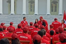 Le président Joko Widodo remet des primes aux athlètes des Jeux Paralympiques de l&#039;ASEAN au Palais Merdeka, à Jakarta, lundi (3/7/2023). ANTARA/Rangga Pandu Asmara Jingga