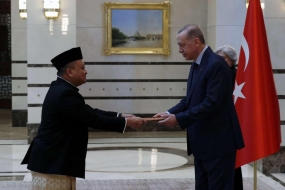 L&#039;ambassadeur d&#039;Indonésie auprès de la République de Turquie, Achmad Rizal Purnama (à gauche) a remis une lettre de créance du président de la République d&#039;Indonésie au président de la Turquie Recep Tayyip Erdogan (à droite) lors d&#039;une cérémonie qui a eu lieu à la présidence turque. Palais, Ankara, mercredi (17/1/2024). (Photo : Ambassade d&#039;Indonésie à Ankara/Ist)