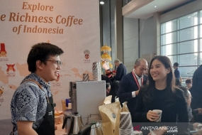 La vice-ministre indonésienne du Tourisme et de l&#039;Économie créative, Angela Tanoesoedibjo, a goûté le café lors de sa visite au pavillon indonésien à Travex 2020 à Bridex International Conference Centre, Brunei Darussalam