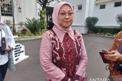 La ministre de la Main-d&#039;œuvre Ida Fauziyah rencontrée par des journalistes après une réunion au complexe du palais présidentiel, Jakarta, mercredi (2/8/2023).  ANTARA/Mentari Dwi Gayati