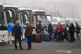 Des passagers quittent un bateau de croisière exposés à la COVID-19 à Lisbonne