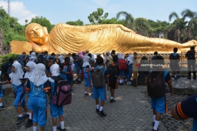 La statue de Bouddha endormi à Mojokerto