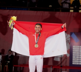 Zigi Zaresta présente une médaille pour Lombok