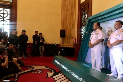 Le commandant du centre hydro-océanographique de la marine indonésienne, le vice-amiral TNI Nurhidayat (deuxième à droite), fait une déclaration aux médias lors d&#039;une conférence de presse commémorant la 102e Journée mondiale de l&#039;hydrographie à Balai Samudera, Jakarta, mercredi (21/6/2023). ANTARA/Genta Tenri Mawangi.