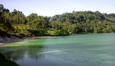 Le lac Linow en ville Tomohon, dans la province de Sulawesi du Nord.