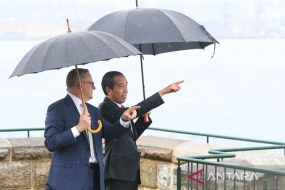 Le président indonésien Joko Widodo (à droite) avec le Premier ministre australien Anthony Albanese (à gauche) à l&#039;Admiralty House, Sydney, mardi (04/07/2023). Jokowi doit assister à une série de réunions annuelles des dirigeants (ALM) au centre de Taronga, puis doit visiter le village de Sumatra situé au zoo de Taronga pour voir le tigre de Sumatra. ANTARA PHOTOS/AAP Image/Pool, Lisa Maree Williams/Spt.