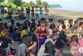 Banda Aceh (ANTARA) - Environ 315 réfugiés rohingyas ont de nouveau débarqué à Aceh, notamment dans la zone côtière de Blang Raya, dans la régence de Pidie, et sur la plage de Blang Ulam, dans la régence d&#039;Aceh Besar, dimanche (12/10).