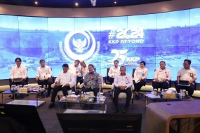 Le ministre des Affaires maritimes et de la Pêche, Sakti Wahyu Trenggono, avec le personnel lors de la conférence de presse pour les perspectives et le programme prioritaire du secteur maritime et de la pêche 2024 au bâtiment Mina Bahari I, bureau du KKP, centre de Jakarta, mercredi (10/1/2024). Ministère des Affaires Maritimes et de la Pêche