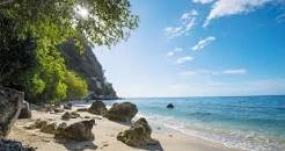 La plage de Batu Putih de l’île Alor, Nusatenggara de l&#039;Est