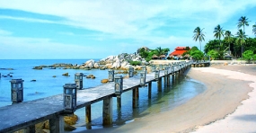 La plage de Parai Tenggiri  à Bangka Belitung.