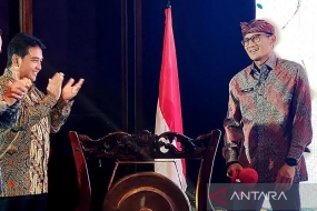 Le ministre du Tourisme et de l&#039;Économie créative (Menparekraf) Sandiaga Uno (à droite) lors de l&#039;ouverture de la réunion de travail nationale de l&#039;Association indonésienne de l&#039;industrie du tourisme (GIPI) à Jakarta, mardi (23/5/2023). ANTARA/Sinta Ambarwati/pri.