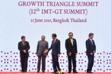  Joko Widodo (au centre) avec le secrétaire général de l&#039;ASEAN Lim Jock Hoi (à gauche), le Premier ministre malais, Mahathir Mohamad (deuxième à gauche), le Premier ministre thaïlandais Prayut Chan O-cha (deuxième à droite) et le président de la Banque asiatique de développement Takehiko Nakao lors du 12ème Sommet du triangle de croissance Indonésie-Malaisie-Thaïlande (Sommet IMT-GT) en marge du 34ème Sommet de l&#039;ASEAN à Bangkok, en Thaïlande, dimanche (23.06.2019)