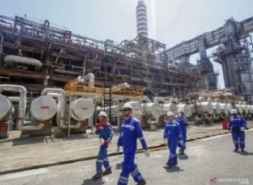 Illustration - Des officiers se croisent devant un pipeline à la raffinerie de l&#039;unité V de la raffinerie  Pertamina S.A (Persero), à Balikpapan, dans le Kalimantan oriental. ANTARA PHOTOS / Yulius Satria Wijaya / aww.