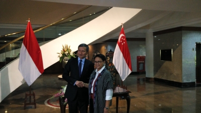 Le ministre singapourien des Affaires étrangères rencontre son homologue indonésien  pour discuter du développement de la coopération bilatérale