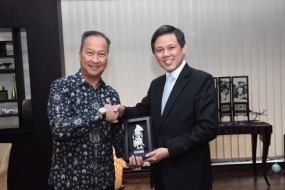 Le ministre indonésien de l&#039;Industrie Agus Gumiwang Kartasasmita a échangé le souvenir avec le ministre singapourien du Commerce et de l&#039;Industrie, Chan Chun Sing après une réunion au ministère de l&#039;Industrie, Jakarta, mardi (1/28)