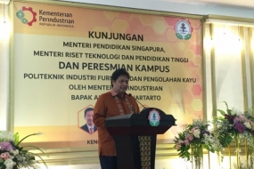 Le ministre de l&#039;Industrie, Airlangga Hartarto, lors de l&#039;inauguration jeudi de l&#039;école polytechnique de l&#039;industrie du meuble et de la transformation du bois dans la zone industrielle de Kendal(KIK), au centre de Java 