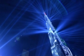 Les lampes Burj Khalifa sont &quot;vendues&quot; à la collecte de fonds sur une pandémie.