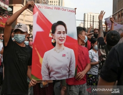 Le tribunal de la Birmanie reporte la peine prononcée contre Suu Kyi