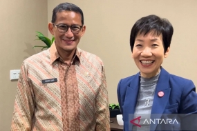 Le Ministre du Tourisme et de l&#039;Économie créative Sandiaga Uno (à gauche) rencontre la ministre de la Durabilité et de l&#039;Environnement et ministre par intérim du Commerce et de l&#039;Industrie de Singapour Grace Fu Hai Yien (à droite). ANTARA/HO-Kemenparekraf