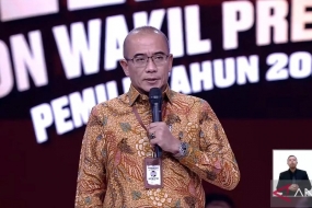 Président du KPU, Hasyim Asy&#039;ari, lors de l&#039;ouverture du quatrième débat pour l&#039;élection présidentielle de 2024 au Senayan Convention Hall, Jakarta, dimanche (21/1/2024). ANTARA/Narda Margaretha Sinambala