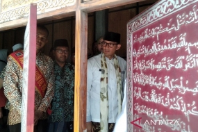 Le ministre du Tourisme et de l&#039;Economie créative Sandiaga Salahudin Uno regarde une calligraphie au Musée islamique de Nusantara à Rembang, dans le centre de Java, samedi (16/9/2023). ANTARA/Akhmad Nazaruddin Lathif/am.
