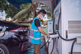 Documentation.  Un agent du PLN est en attente à la station de charge rapide des véhicules électriques publics (SPKLU) à Labuan Bajo, West Manggarai Regency, NTT.  Au total, les installations SPKLU fournies par PLN pour soutenir l&#039;utilisation de véhicules électriques dans la mise en œuvre du sommet de l&#039;ASEAN sont de sept unités.  (ANTARA/HO-Relations publiques de PLN UIW NTT)