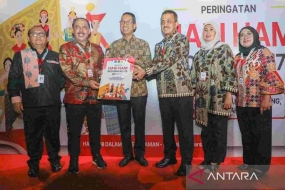 Le gouvernement provincial du DKI Jakarta (Pemprov) a remporté deux prix en commémoration de la 75e Journée mondiale des droits de l&#039;homme 2023, organisée par le ministère du Droit et des Droits de l&#039;homme sur la place Banteng, dans le centre de Jakarta, dimanche (10/12/2023). (Gouvernement provincial d&#039;ANTARA/Ho/DKI Jakarta)