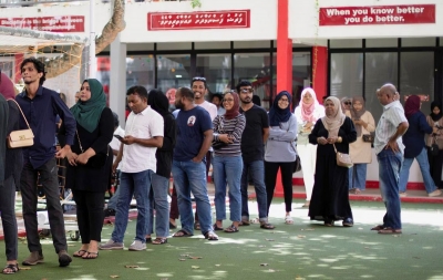 Des personnes font la queue pour voter dans un bureau de vote le jour de l&#039;élection présidentielle aux Maldives, à Male, Maldives, le 9 septembre 2023. REUTERS/Dhahau Naseem PAS DE RESSOURCES. PAS D&#039;ARCHIVES.