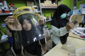 L&#039;Institut de Technologie de Surabaya (ITS) fabrique des masques faciaux pour réduire la rareté