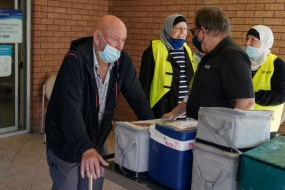 Sydney atteint un record de décès dus à  la COVID, Melbourne prolonge le confinement