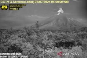 Mont Semeru est entré en éruption avec des éruptions observées jusqu&#039;à 1 km de distance