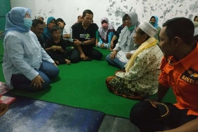 Siti Mukaromah, membre du parlement  (à gauche), lors d&#039;un dialogue avec les réfugiés des inondations dans le district de Kemranjen, dans la régence de Banyumas, au centre de Java.