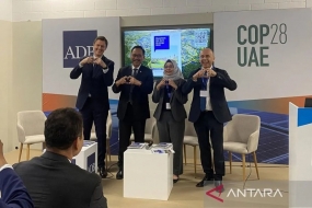 Chef de l&#039;OIKN Bambang Susantono avec Winfried Wicklean, directeur général du département Asie du Sud-Est de la BAD, lors de l&#039;événement de lancement au pavillon COP28 de la BAD à Dubaï, Émirats arabes unis, dimanche (12/03/2023). ANTARA/Prisca Triferna/am.