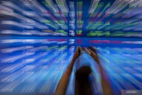 Les employés photographient l&#039;écran de l&#039;indice composite des prix des actions (IHSG) à la Bourse d&#039;Indonésie, Jakarta, vendredi (10/2/2023). Anatara PHOTOS/Sigid Kurniawan/YU