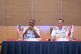 Malaisie, mardi 5 mars 2024 (Bakamla RI/Garde côtière indonésienne) --- Directeur des opérations maritimes Bakamla RI Laksma Bakamla Basri Mustari en tant que président de l&#039;équipe indonésienne de conception des opérations maritimes (TPOM), avec le président du TPOM Malaisie, l&#039;amiral maritime Vincent A. /L Rajamony, a tenu la 32e réunion Malindo TPOM 2024 à Melaka, en Malaisie, mardi (5/3/2024).