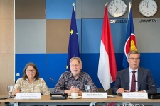 Le président de la commission du commerce international du Parlement européen, Bernd Lange (au centre), fait un communiqué de presse concernant sa visite à Jakarta, mardi (20/6/2023).  (ANTARA/Yashinta Difa)