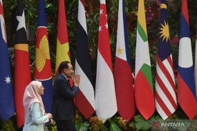 Le Premier ministre malaisien Anwar Ibrahim et son épouse Wan Azizah Wan Ismail arrivent à la cérémonie d&#039;ouverture du 43e Sommet de l&#039;ASEAN au Centre de convention de Jakarta, Jakarta, mardi (5/9/2023). ANTARA FOTO/Media Centre ASEAN Summit 2023/Aditya Pradana Putra/pras. (ADITYA PRADANA PUTRA/ADITYA PRADANA PUTRA)