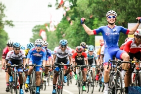 Dylan Page de l’equipe de Sapura Cycling a atteint la première arrivée dans la première étape du Tour de l&#039;Indonésie 2018