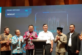 Le ministre  indonésien de la coordination des affaires maritimes, Luhut Binsar Panjaitan (troisième à partir de droite) lors du lancement du programme d&#039;un million de pêcheurs souverains accompagné du président de  PT Telkom Indonesia, Alex J Sinaga (à l&#039;extrême gauche) à Jakarta, lundi (04/08/2019)