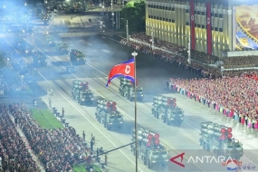 Les lanceurs de missiles sont affichés lors d&#039;un défilé militaire pour commémorer le 70e anniversaire de l&#039;armistice de la guerre de Corée à Pyongyang, en Corée du Nord. ANTARA PHOTOS/KCNA via REUTERS/aww.
