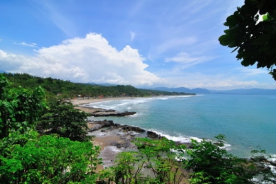 La plage de Karang Hawu à Sukabumi en province de l’Ouest de Java