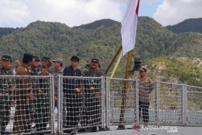 Le président Jokowi se rend visite à  KRI Usman Harun, qui a accosté au port de la baie de Lampa, la régence de Natuna, aux iles de Riau, mercredi (01/08/2020)