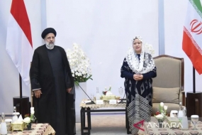 La présidente du Parlement indonésien Puan Maharani (à droite) reçoit la visite du président iranien Seyyed Ebrahim Raisi (à gauche) au DPR RI Building, Jakarta, mardi (23/5/2023). (ANTARA/HO-DPR)
