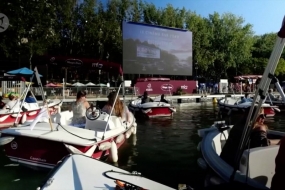 Paris ouvre le cinéma drive-in flottant sur la Seine