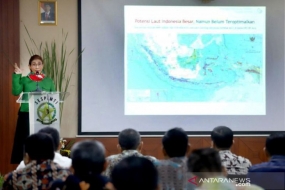 La ministre des affaires maritimes et de la pêche Susi Pudjiastuti lors d&#039;une conférence publique au Collège des sciences de la police, Jakarta, vendredi