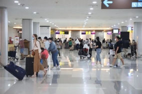 Touristes étrangers arrivant à l&#039;aéroport international I Gusti Ngurah Rai, Bali.  ANTARA/HO-PT AP I (Persero).