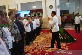 Le président Joko Widodo salue après l&#039;ouverture du Forum asiatique de l&#039;agriculture et de l&#039;alimentation (ASAFF) en 2020 au Palais d&#039;État de Jakarta, jeudi (03/12/2020).