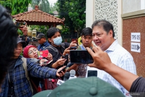 Ministre coordonnateur des Affaires économiques, Airlangga Hartarto, a répondu aux questions de l&#039;équipe des médias devant le TPS 005 Melawai, sud de Jakarta, mercredi (14/2/2024). (ANTARA/Uyu Septiyati Liman)